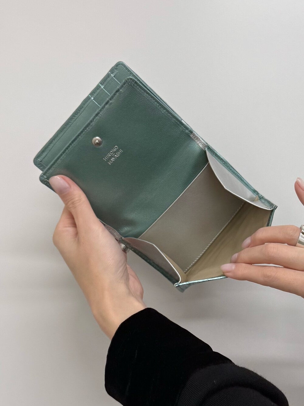 グリーン系の財布、グリーン系の財布を着用したレディースの秋コーディネートの10枚目の写真