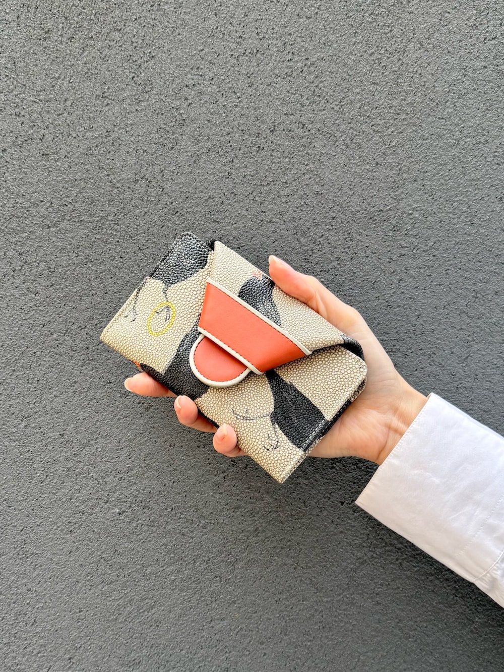 オレンジ系の財布、オレンジ系の財布を着用したレディースの冬コーディネートの6枚目の写真