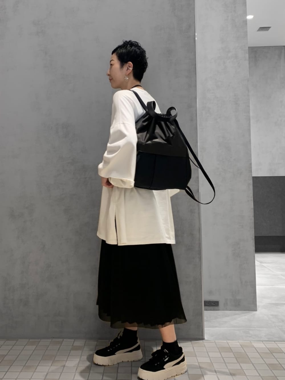 「ヒロコハヤシ、HIROKO HAYASHI、スマホポシェット、リュック、モノトーン、ビッグシルエット、スニーカー、休日スタイル、旅行、オッティカ、ルイーニ、ナップサック、ミニショルダーバッグ」｜「HIROKO HAYASHIのLUINI（ルイーニ）2wayナップサック（バックパック/リュック、ブルー系）」を使った、Kさん（レディース・170cm）の夏コーディネートの3枚目の写真