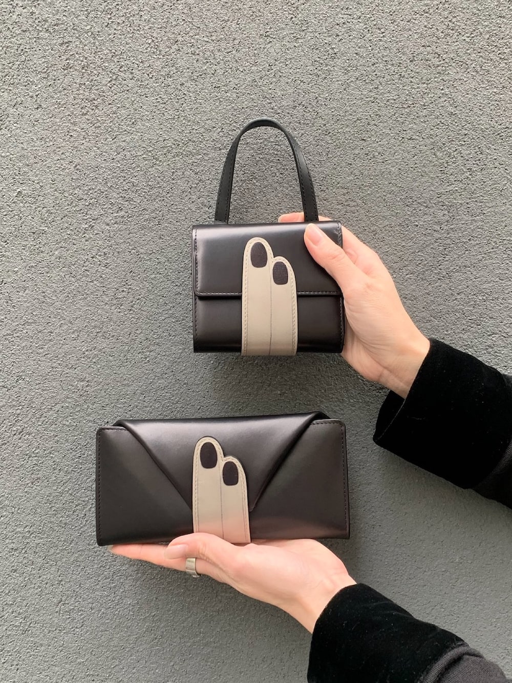 ブラック系の財布、ブラック系の財布を着用したレディースの春コーディネートの5枚目の写真