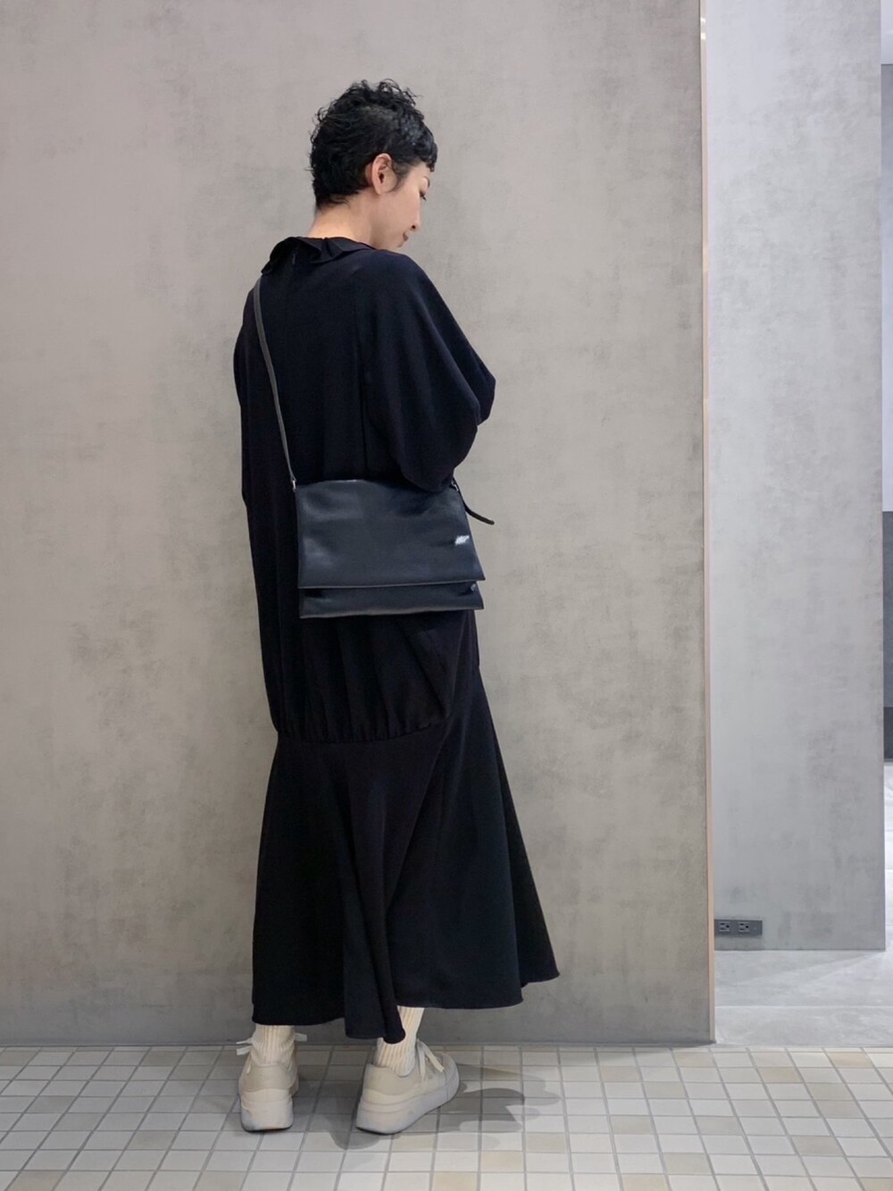 ブルー系のショルダーバッグを着用したレディースの冬コーディネートの3枚目の写真