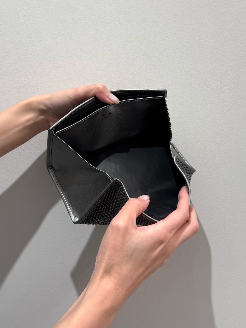 シルバー系の財布、シルバー系の財布を着用したレディースの夏コーディネートの4枚目の写真