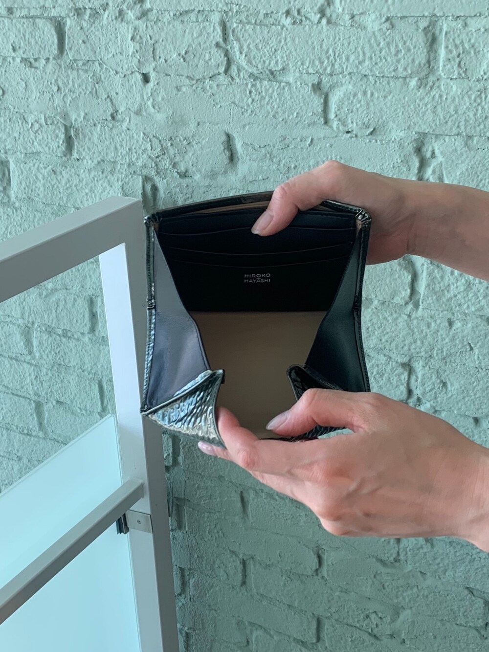 グリーン系の財布、グリーン系の財布を着用したレディースの秋コーディネートの6枚目の写真