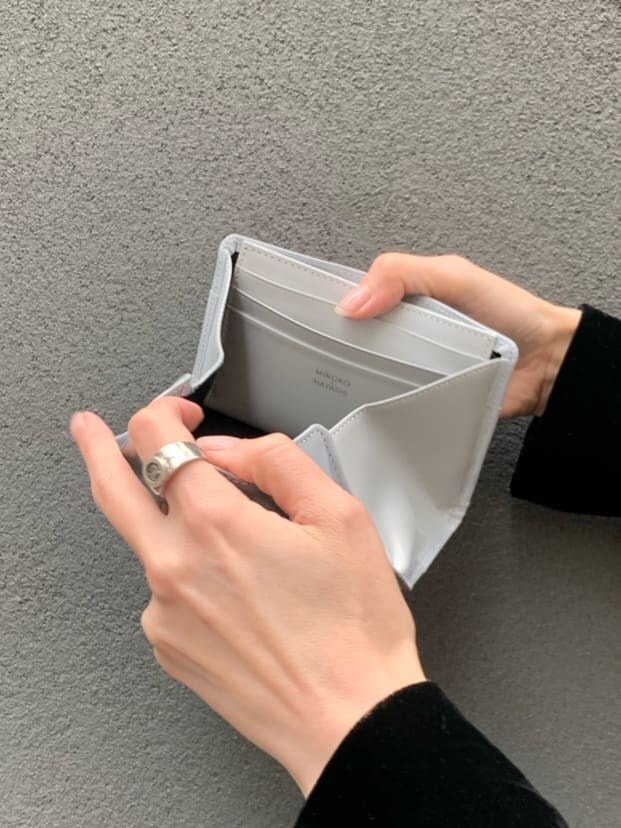 グレー系のショルダーバッグ、グレー系の財布を着用したレディースの春コーディネートの7枚目の写真