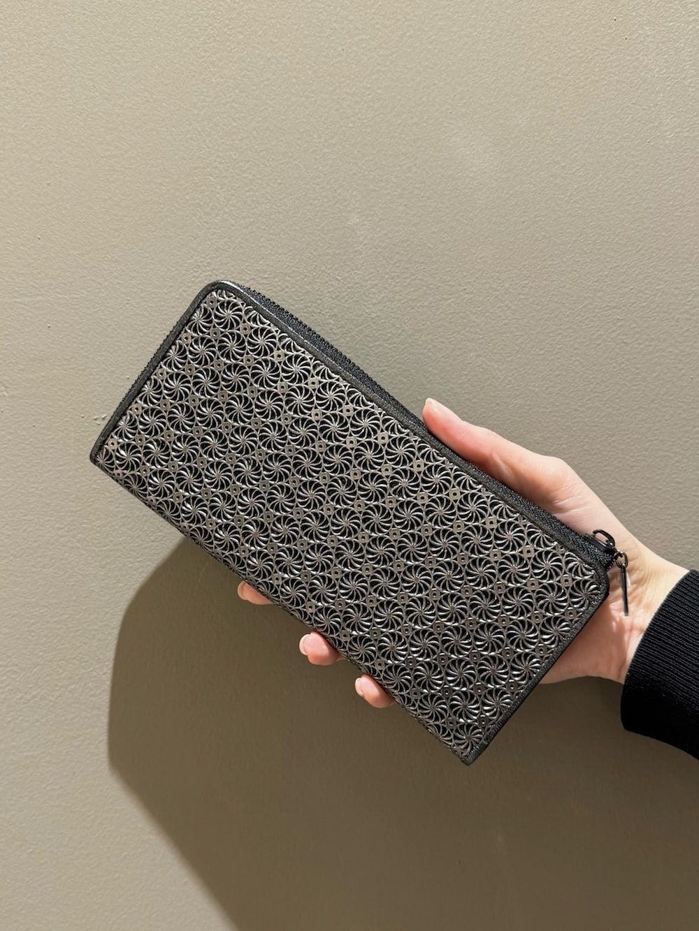 ブラック系の財布、シルバー系の財布を着用したレディースの春コーディネートの4枚目の写真