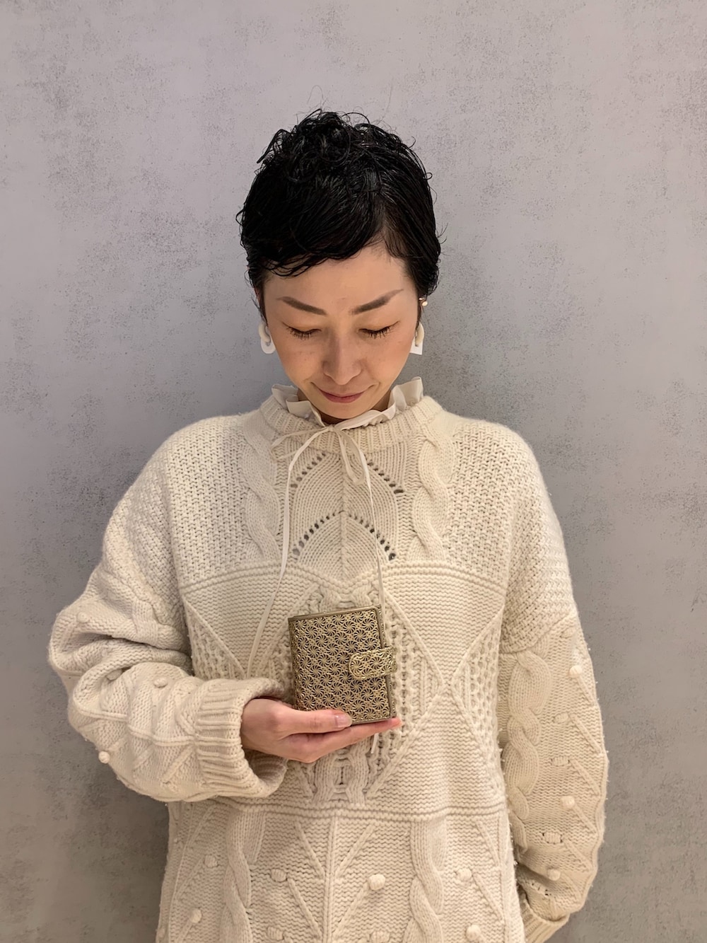 ピンク系の財布、ゴールド系の財布を着用したレディースの春コーディネートの3枚目の写真