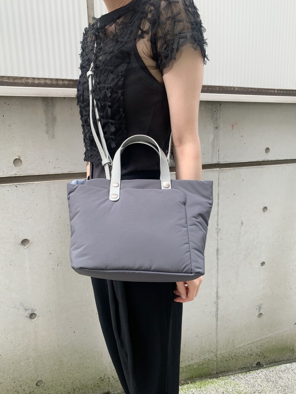 グレー系のショルダーバッグを着用したレディースの夏コーディネートの6枚目の写真