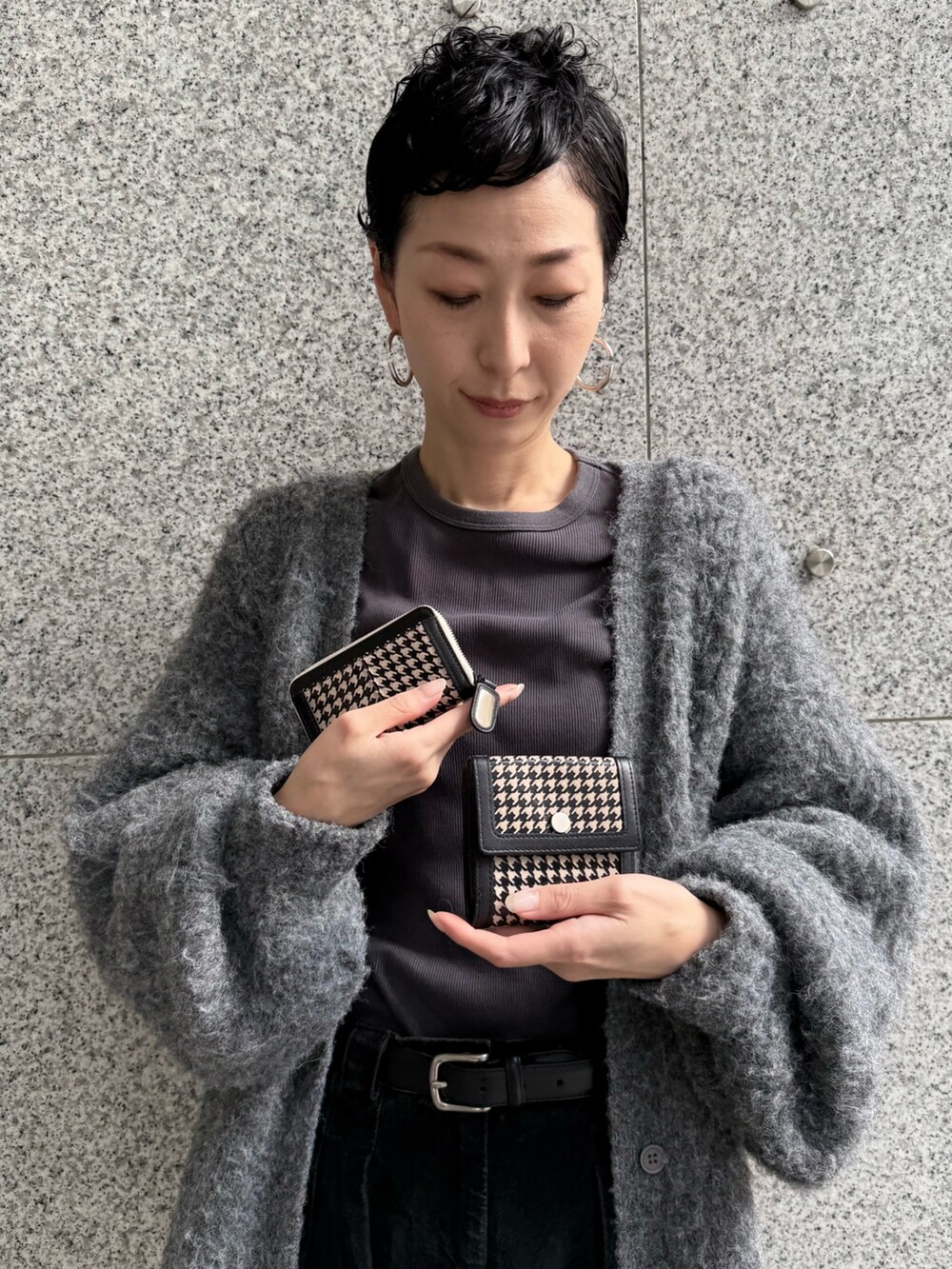 ベージュ系の財布、ベージュ系のキーケース/キーアクセサリーを着用したレディースの秋コーディネートの9枚目の写真