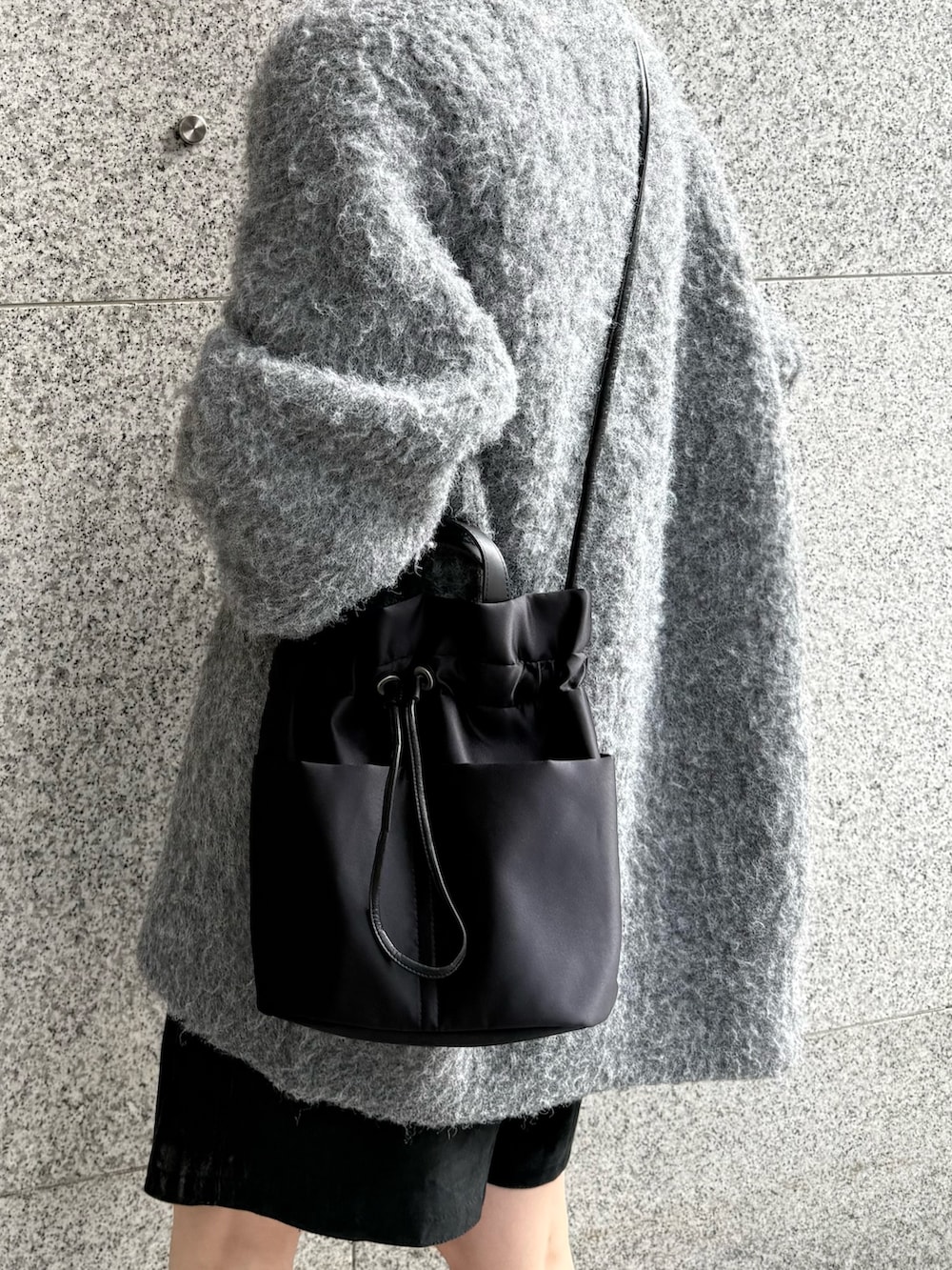 ブラック系のショルダーバッグを着用したレディースの秋コーディネートの2枚目の写真