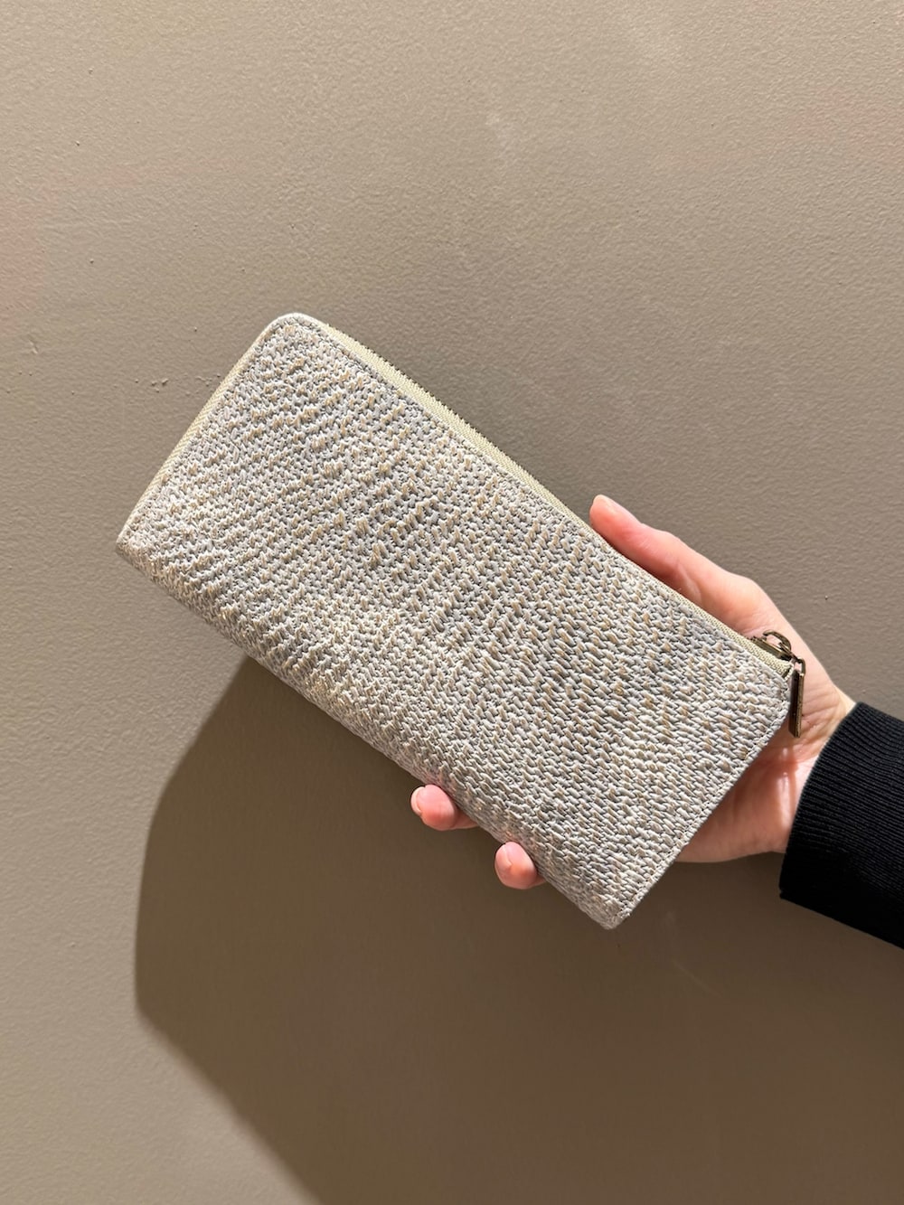 ピンク系の財布、グレー系の財布を着用したレディースの春コーディネートの5枚目の写真