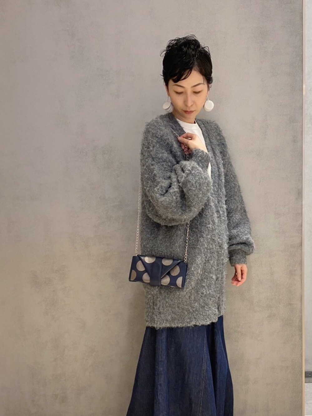 ブルー系の財布、シルバー系のキーケース/キーアクセサリーを着用したレディースの秋コーディネートの3枚目の写真