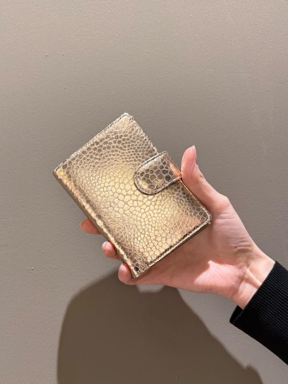 ピンク系の財布、ピンク系の財布を着用したレディースの春コーディネートの4枚目の写真