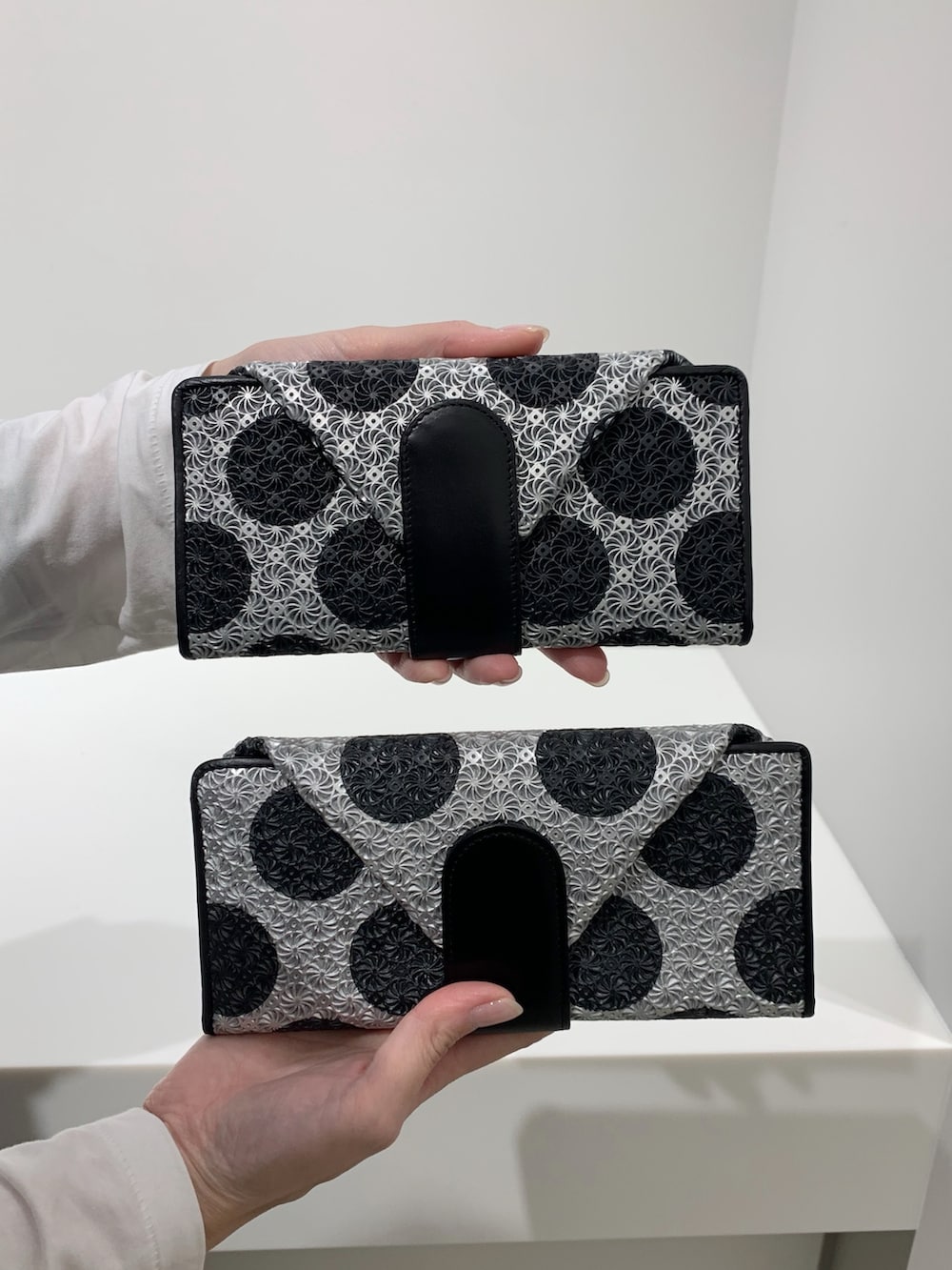 シルバー系の財布、シルバー系の財布を着用したレディースの秋コーディネートの2枚目の写真