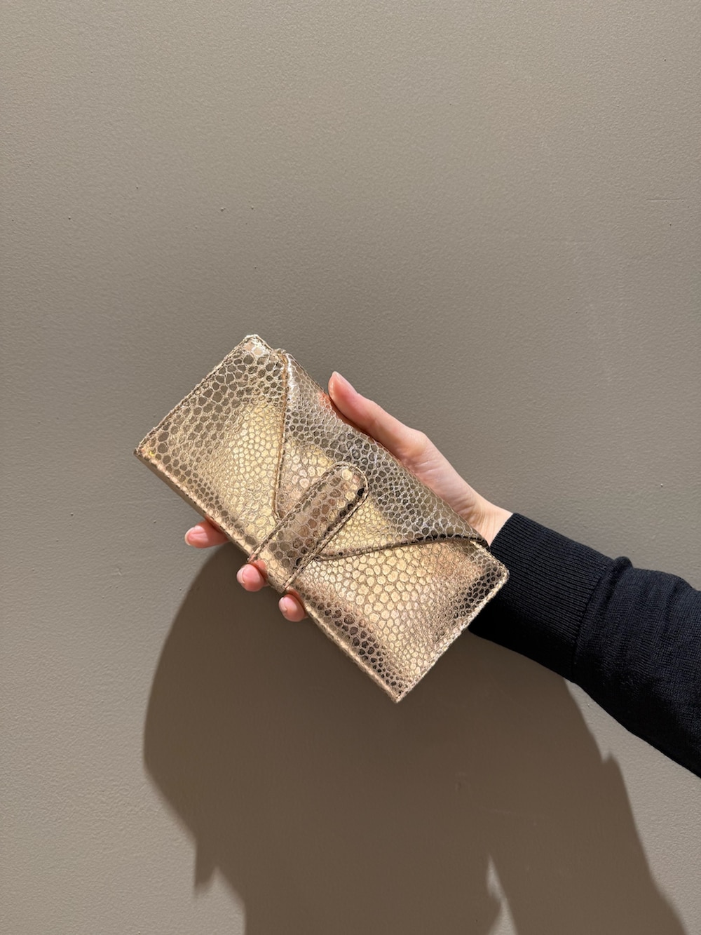 ピンク系の財布、ピンク系の財布を着用したレディースの春コーディネートの2枚目の写真