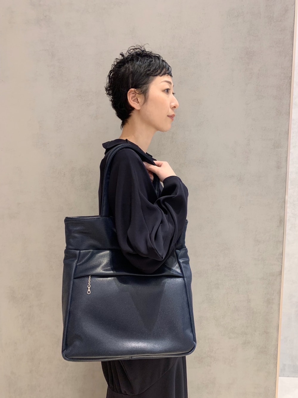 ブルー系のトートバッグを着用したレディースの夏コーディネートの5枚目の写真