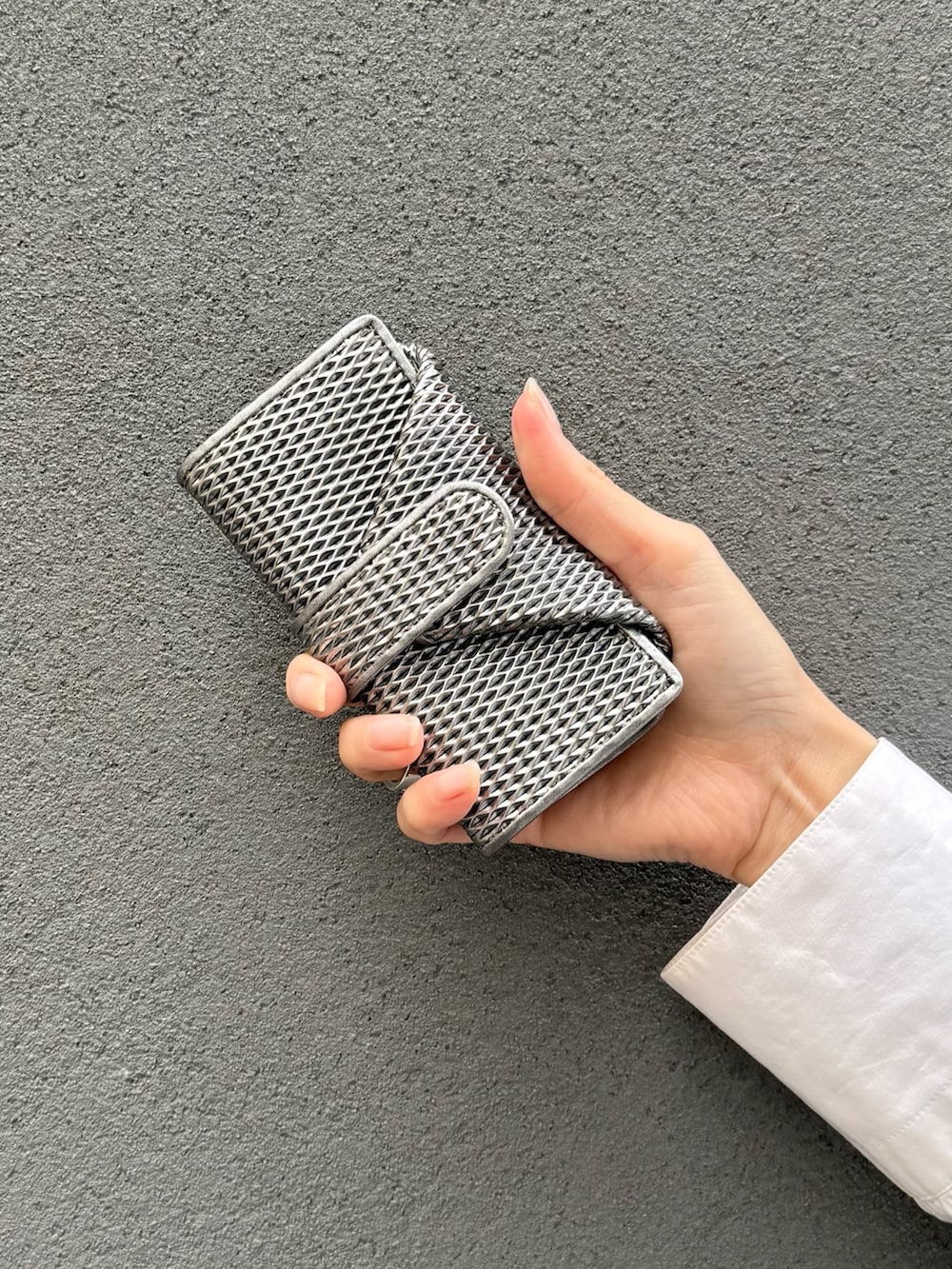 シルバー系の財布、シルバー系の財布、シルバー系の名刺入れを着用したレディースの冬コーディネートの6枚目の写真