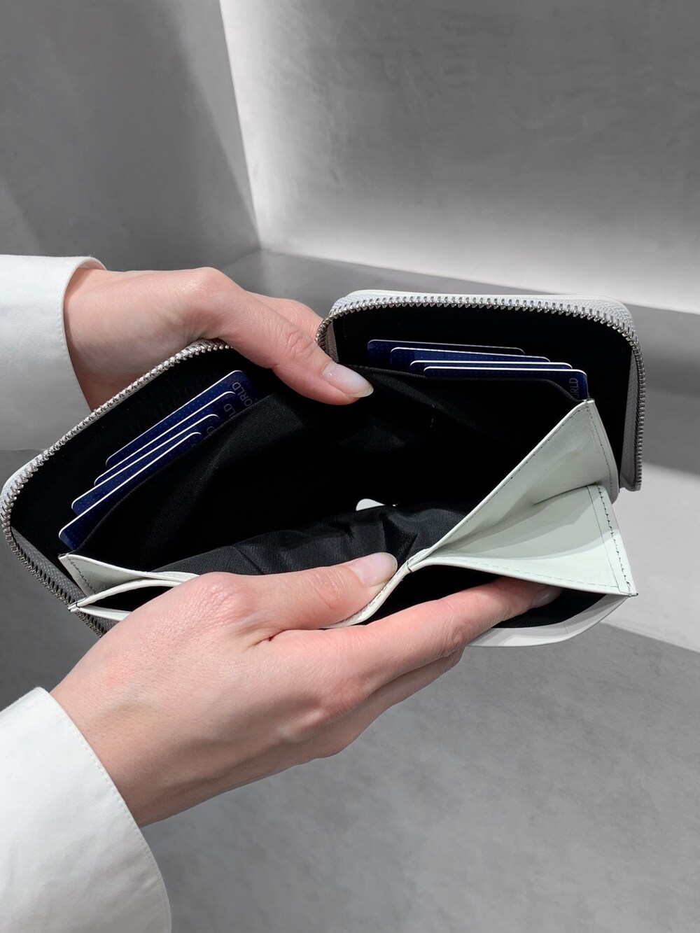 ホワイト系の財布、ブラック系の財布を着用したレディースの冬コーディネートの6枚目の写真