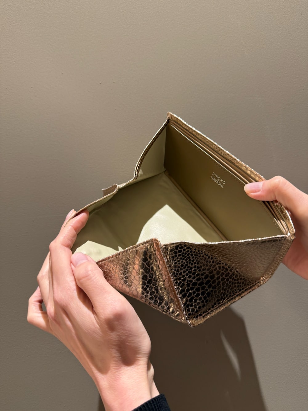 ピンク系の財布、ピンク系の財布を着用したレディースの春コーディネートの3枚目の写真