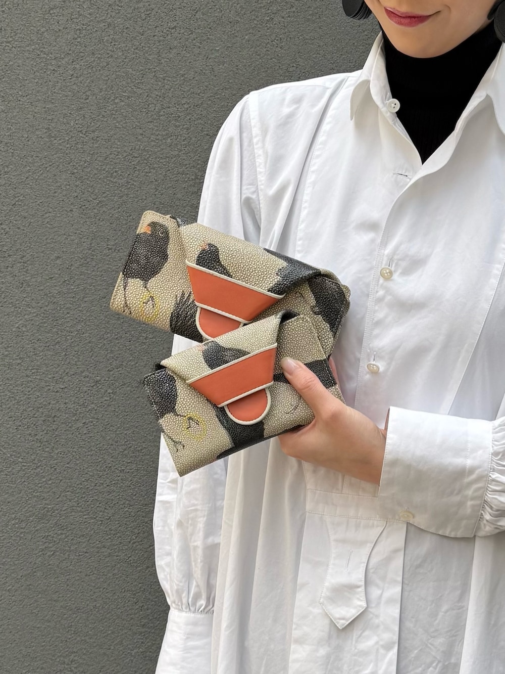 オレンジ系の財布、オレンジ系の財布を着用したレディースの冬コーディネートの9枚目の写真