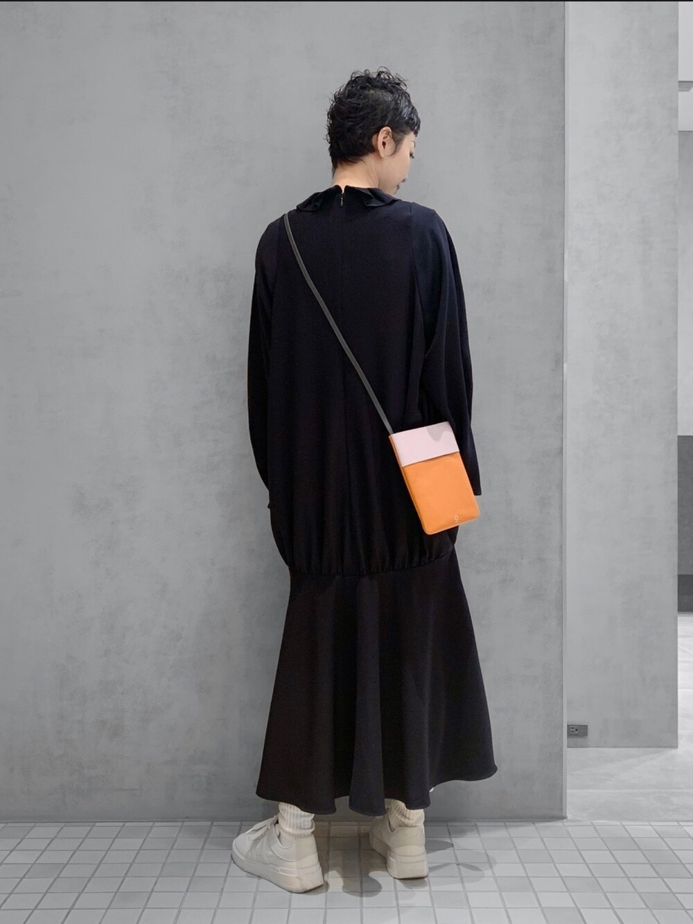 ブラック系のショルダーバッグを着用したレディースの冬コーディネートの6枚目の写真