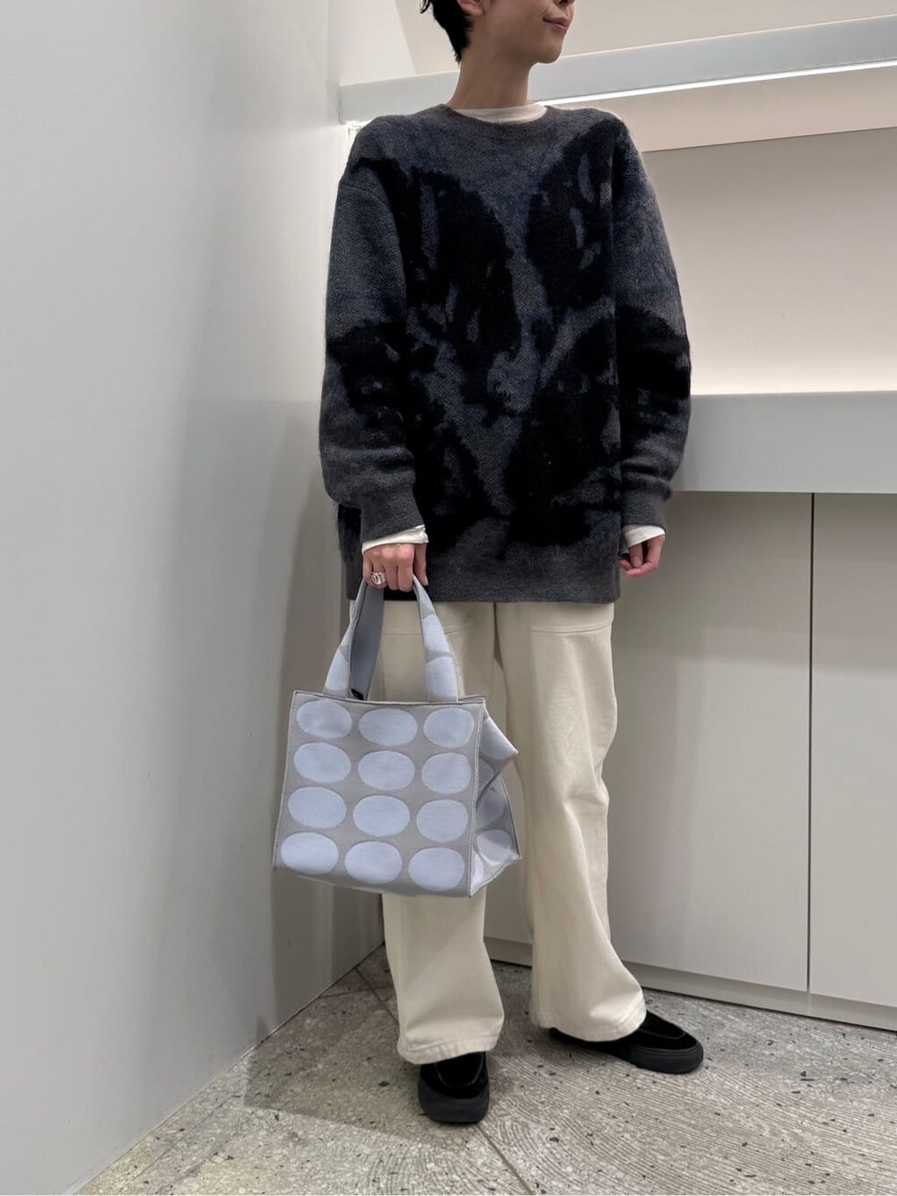 ブルー系のトートバッグを着用したレディースの冬コーディネートの5枚目の写真