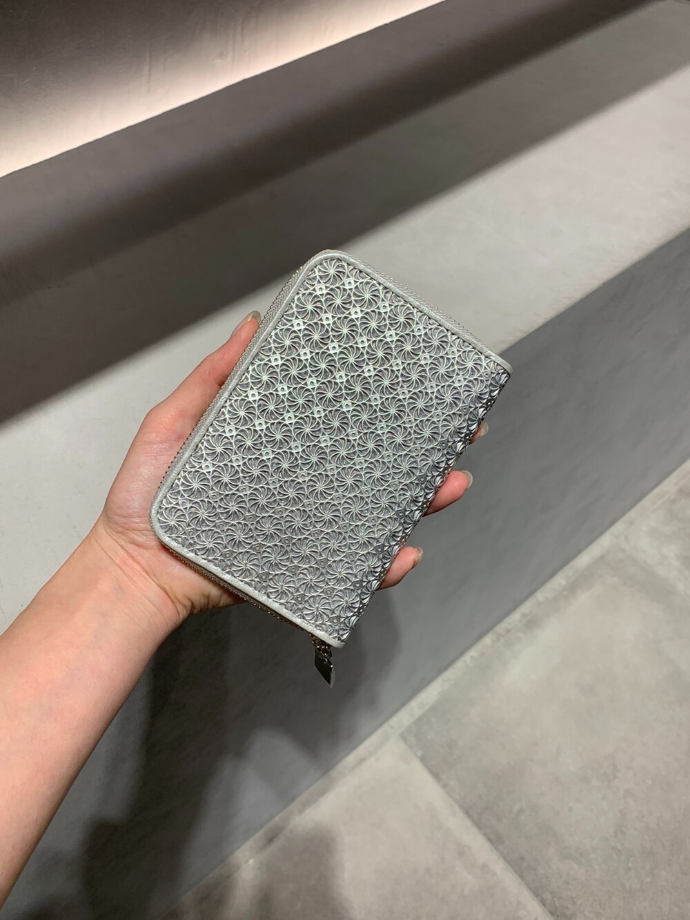 シルバー系の財布、ブラック系の財布を着用したレディースの春コーディネートの5枚目の写真