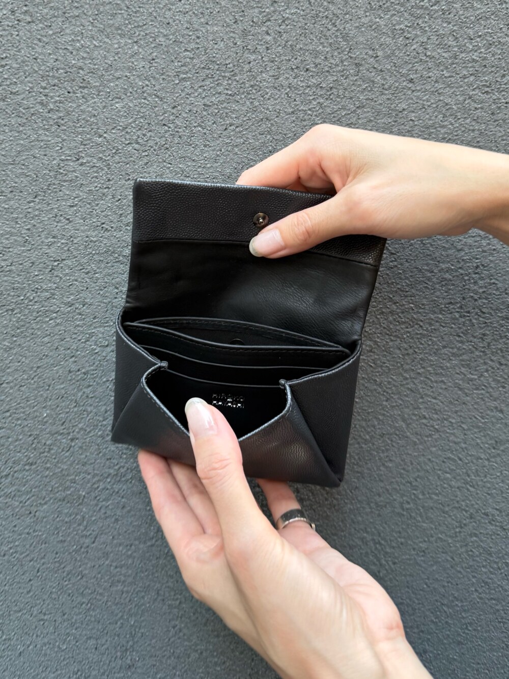 グレー系の財布、グレー系の財布を着用したレディースの秋コーディネートの6枚目の写真