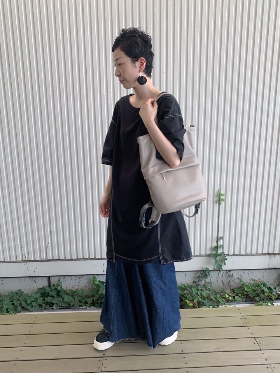 ベージュ系のバックパック/リュックを着用したレディースの夏コーディネートの2枚目の写真