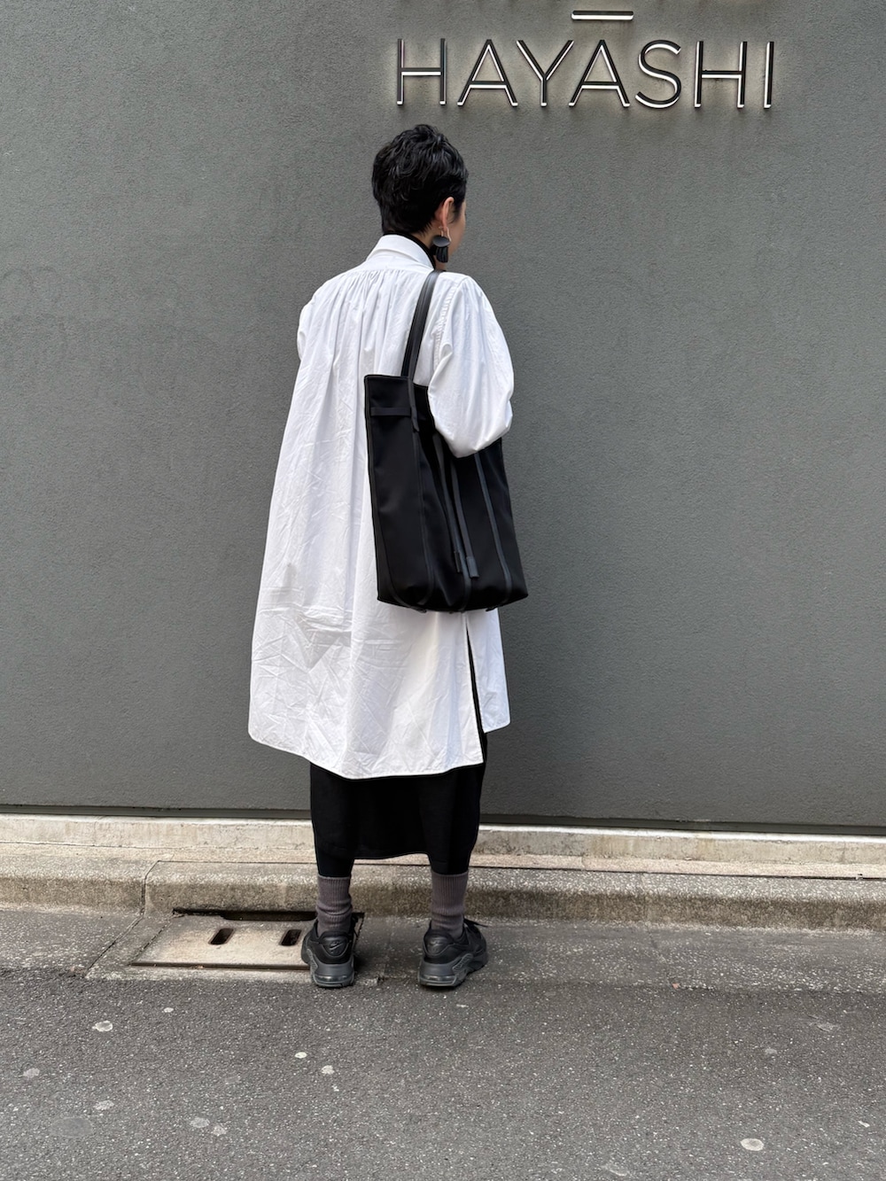 ブラック系のトートバッグを着用したレディースの冬コーディネートの5枚目の写真