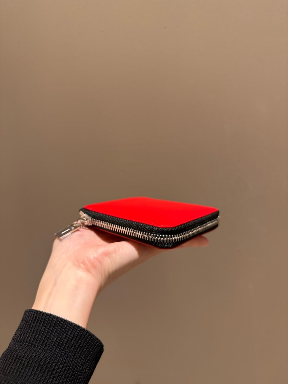 レッド系の財布、ブラック系の財布を着用したレディースの春コーディネートの4枚目の写真