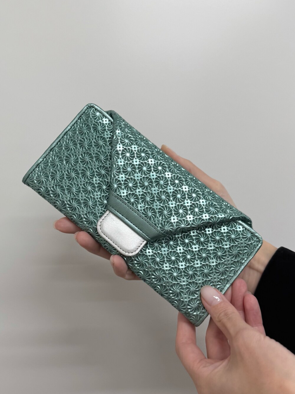 グリーン系の財布、グリーン系の財布を着用したレディースの秋コーディネートの2枚目の写真