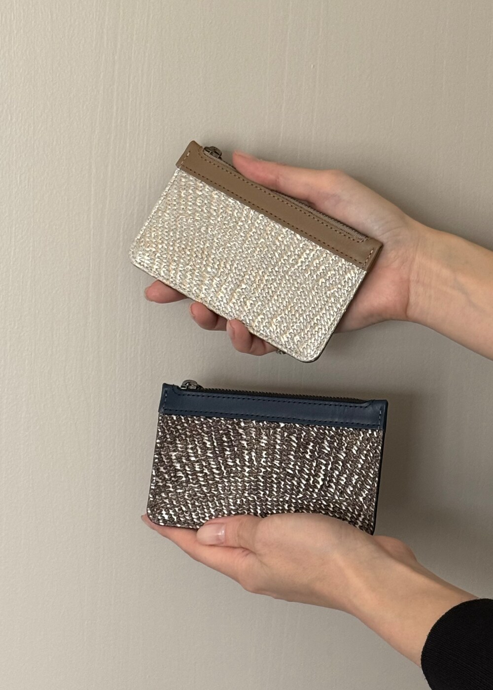 ホワイト系のトートバッグ、グレー系の財布、シルバー系の財布を着用したレディースの秋コーディネートの3枚目の写真