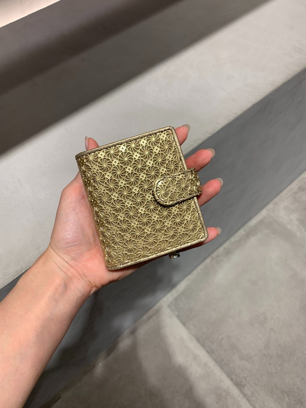 ピンク系の財布、ゴールド系の財布を着用したレディースの春コーディネートの5枚目の写真