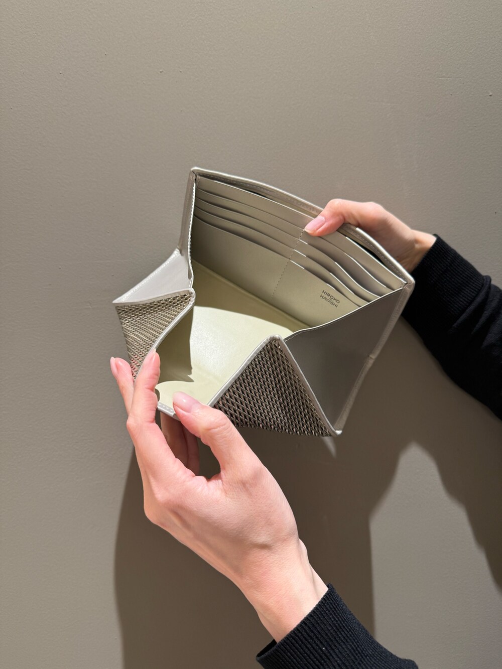 ゴールド系の財布、ゴールド系の財布を着用したレディースの春コーディネートの6枚目の写真