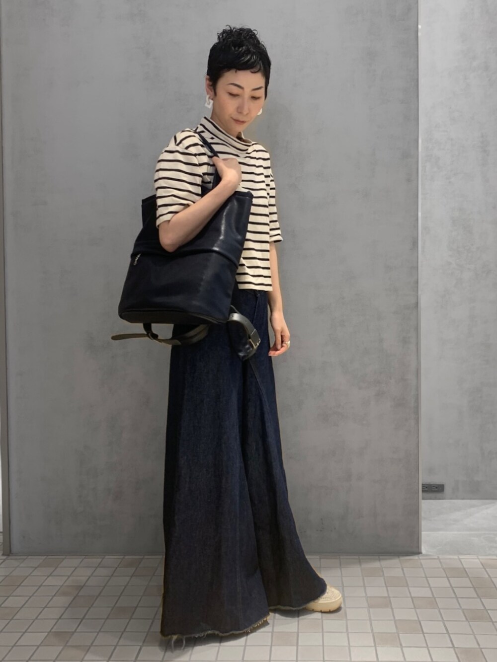 ブルー系のバックパック/リュックを着用したレディースの夏コーディネートの3枚目の写真