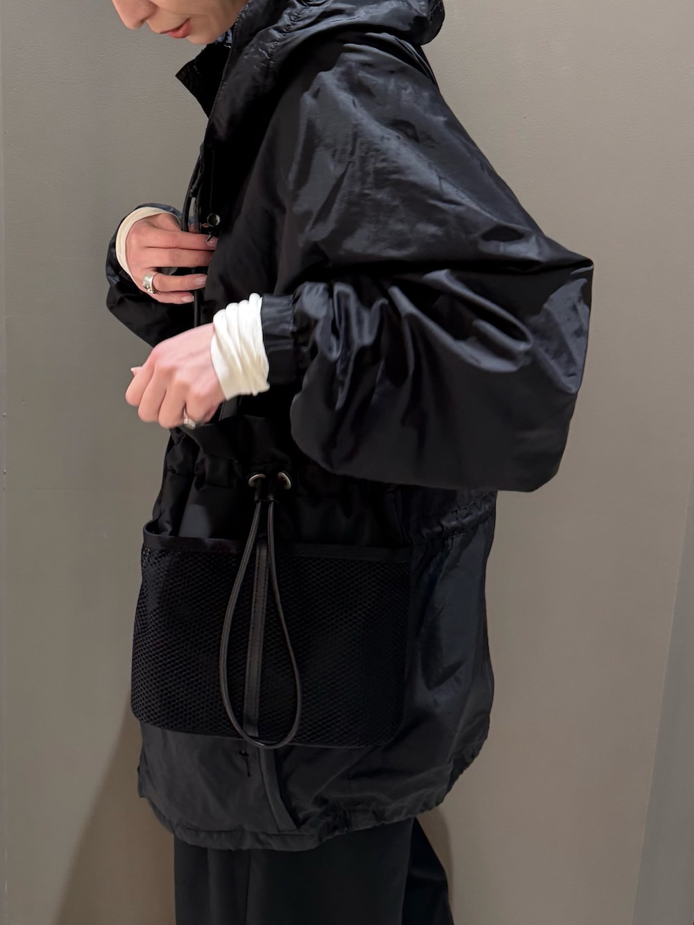 ブラック系のショルダーバッグ、シルバー系のリング、シルバー系のリングを着用したレディースの春コーディネートの7枚目の写真