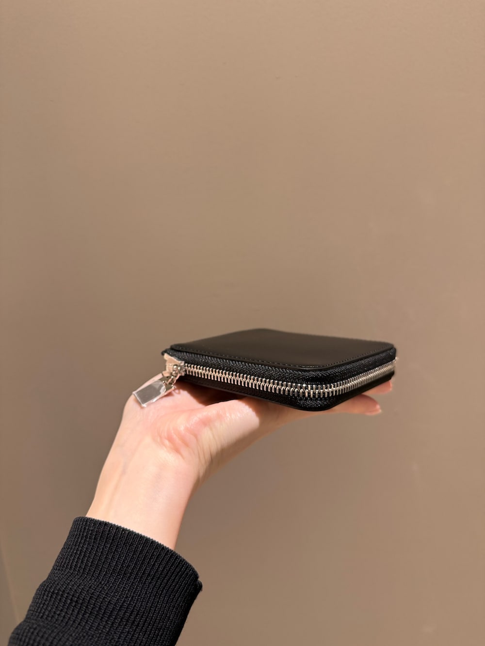 レッド系の財布、ブラック系の財布を着用したレディースの春コーディネートの6枚目の写真