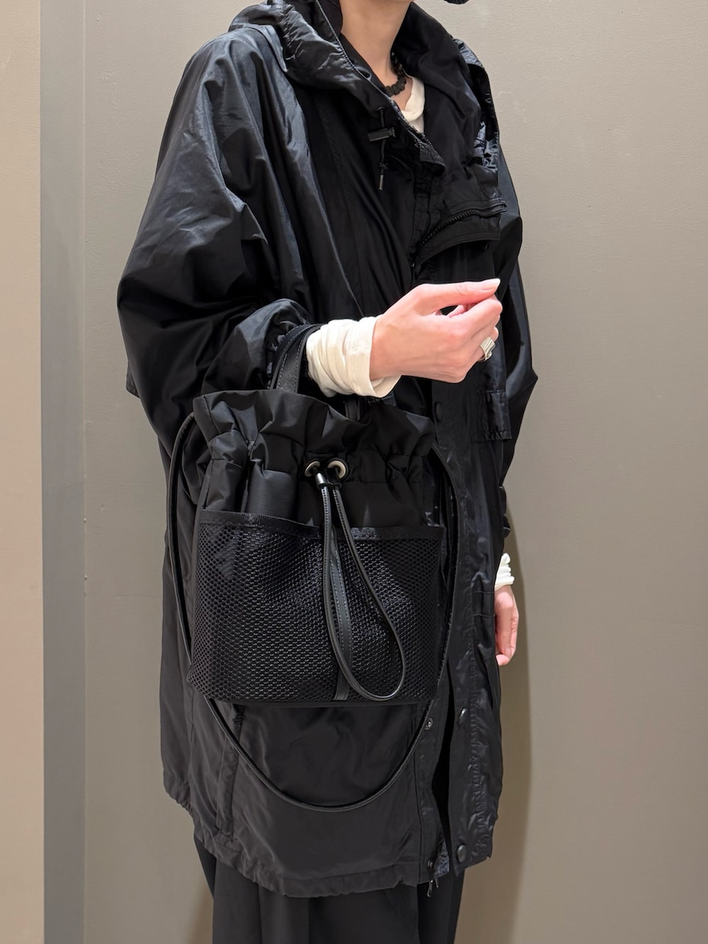 ブラック系のショルダーバッグ、シルバー系のリング、シルバー系のリングを着用したレディースの春コーディネートの2枚目の写真