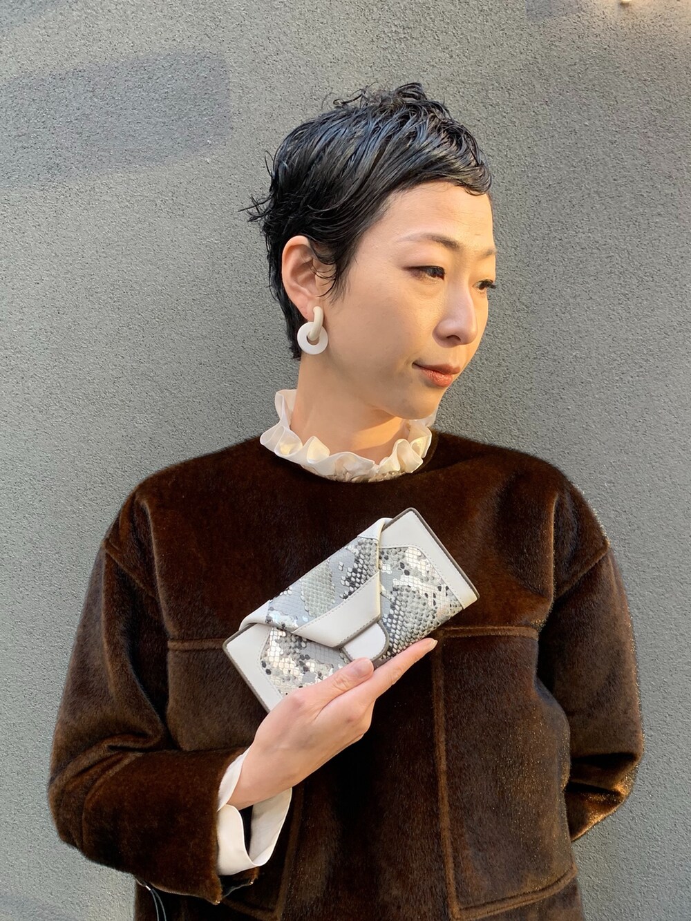シルバー系の財布、シルバー系の財布を着用したレディースの冬コーディネートの5枚目の写真