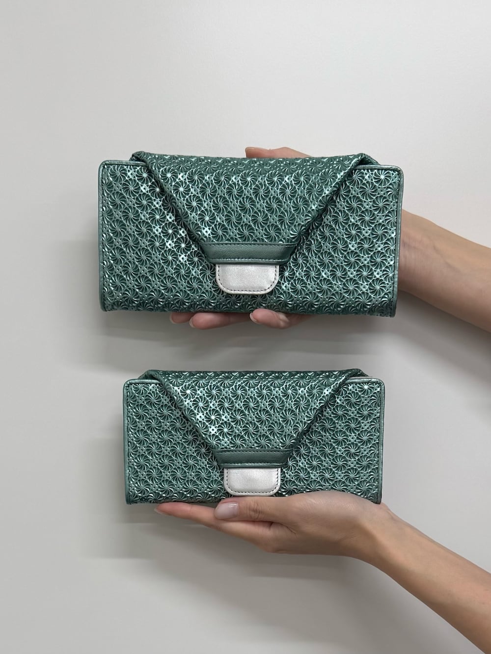 グリーン系の財布、グリーン系の財布を着用したレディースの秋コーディネートの2枚目の写真