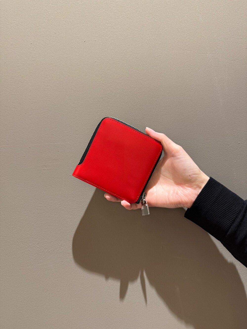 レッド系の財布、ブラック系の財布を着用したレディースの春コーディネートの3枚目の写真