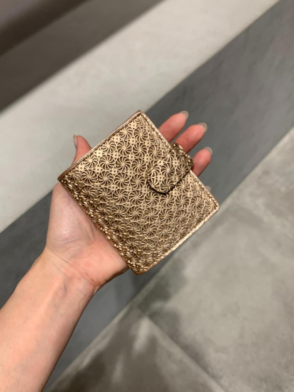 ピンク系の財布、ゴールド系の財布を着用したレディースの春コーディネートの4枚目の写真