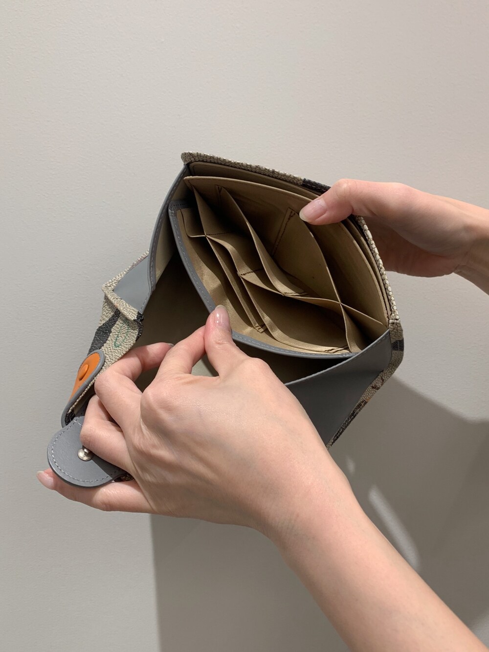 オレンジ系の財布、オレンジ系の財布を着用したレディースの春コーディネートの5枚目の写真