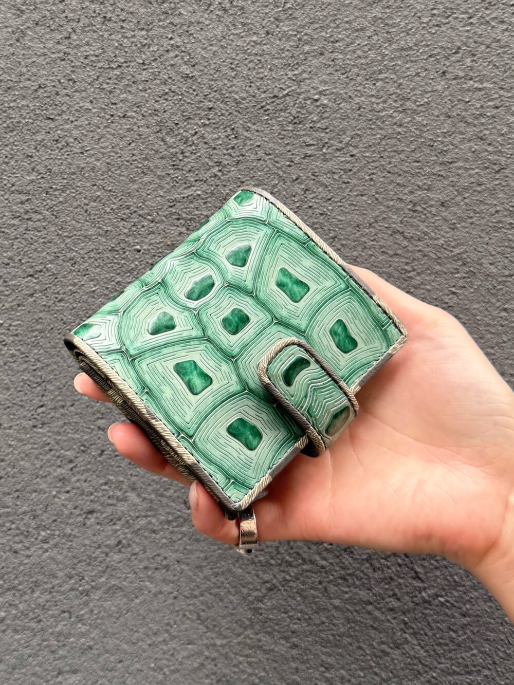 グリーン系の財布、グリーン系の財布を着用したレディースの夏コーディネートの4枚目の写真