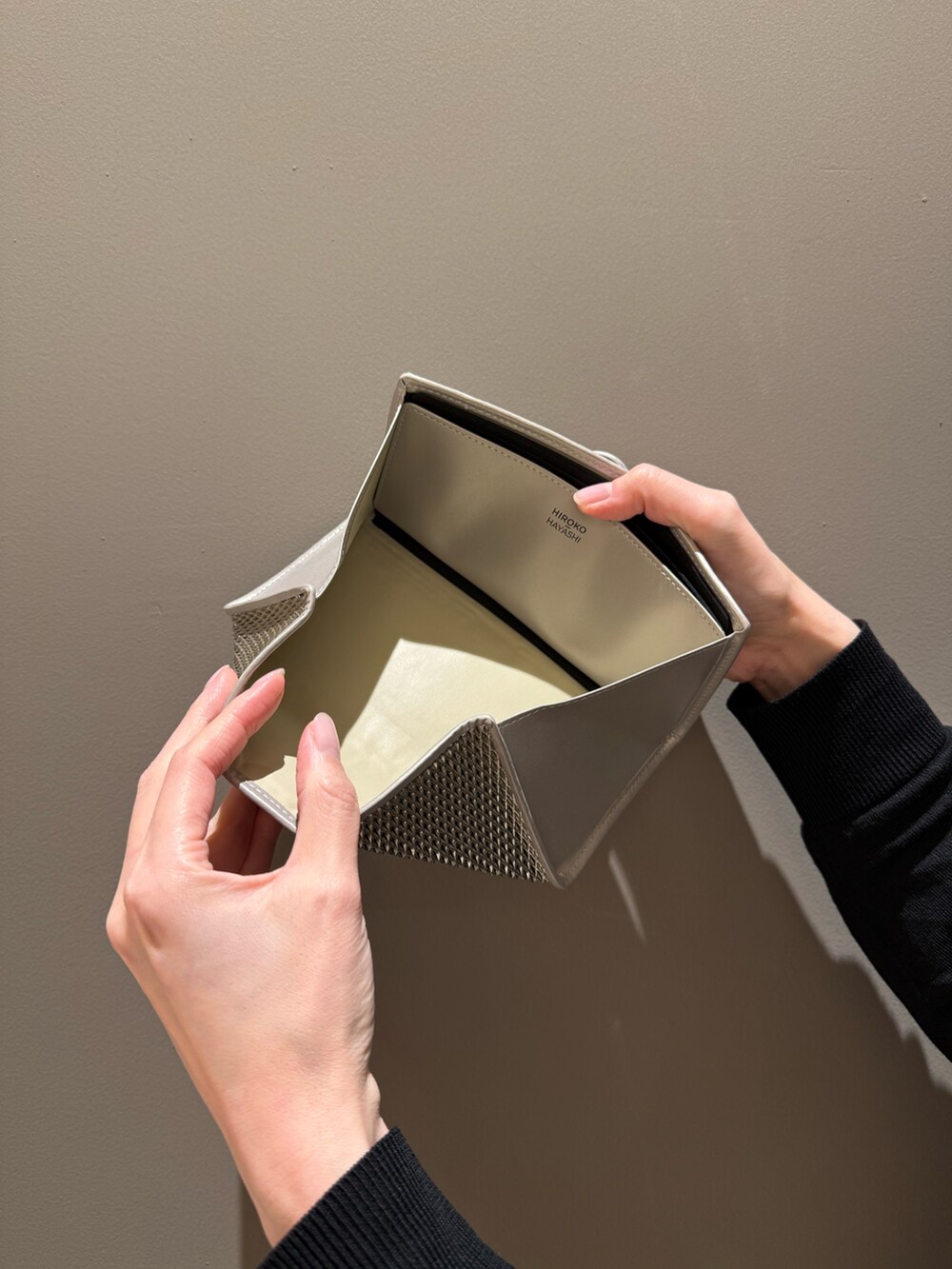 ゴールド系の財布、ゴールド系の財布を着用したレディースの春コーディネートの3枚目の写真