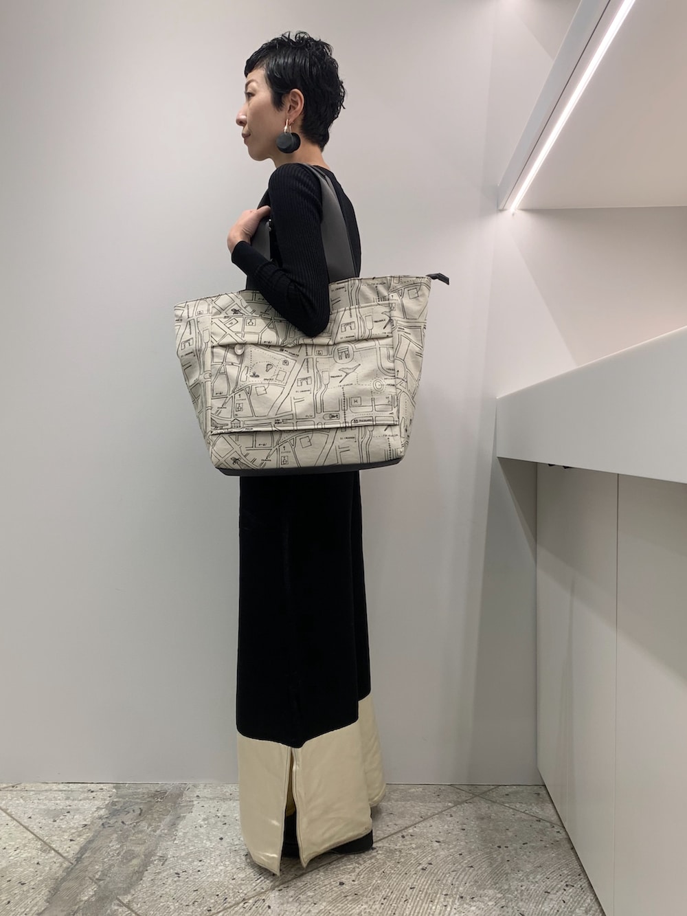 ベージュ系のボストンバッグを着用したレディースの秋コーディネートの4枚目の写真