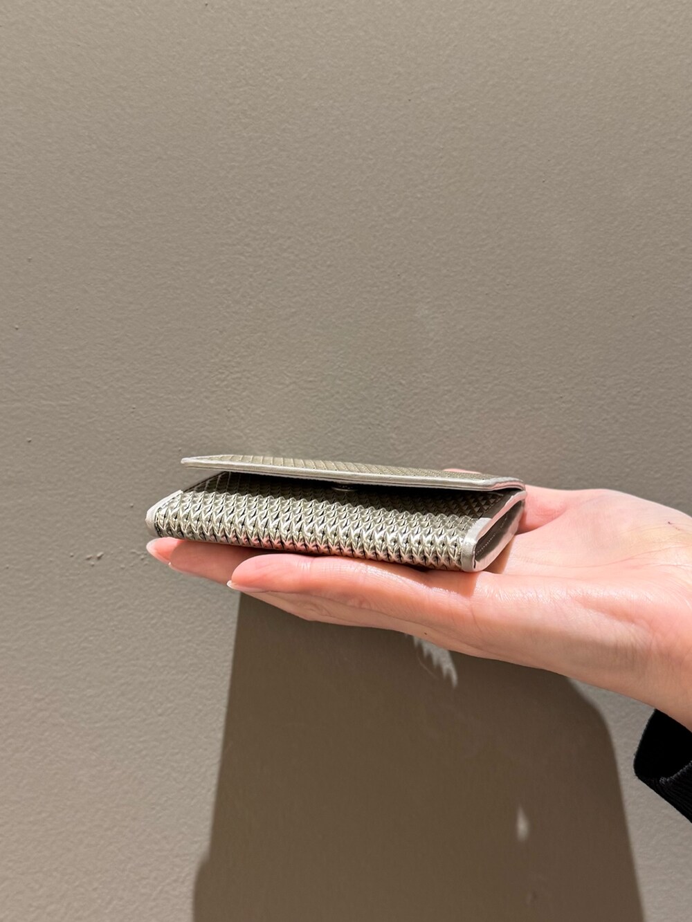 ゴールド系の財布、ゴールド系の財布を着用したレディースの春コーディネートの8枚目の写真