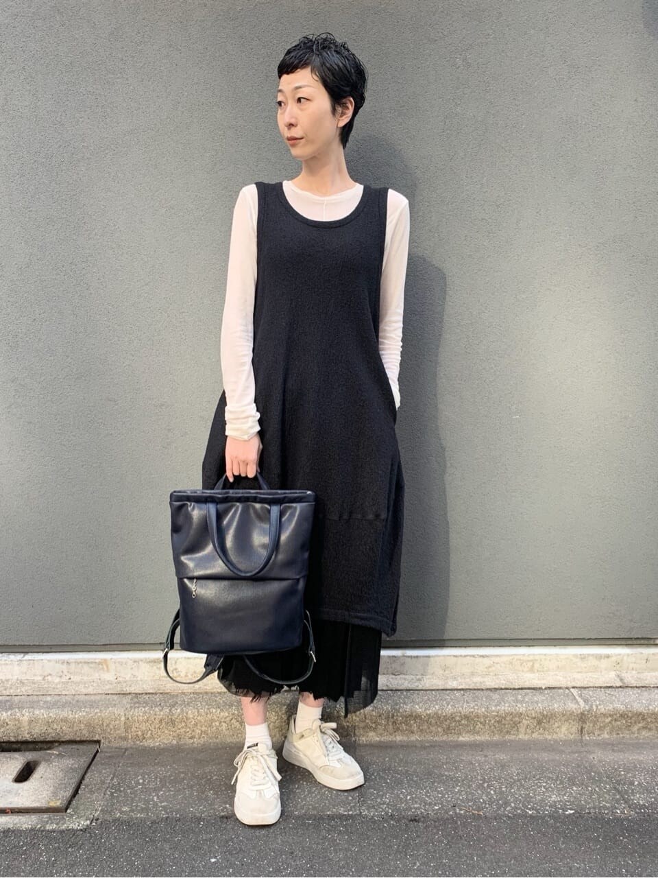ブルー系のバックパック/リュックを着用したレディースの春コーディネートの3枚目の写真