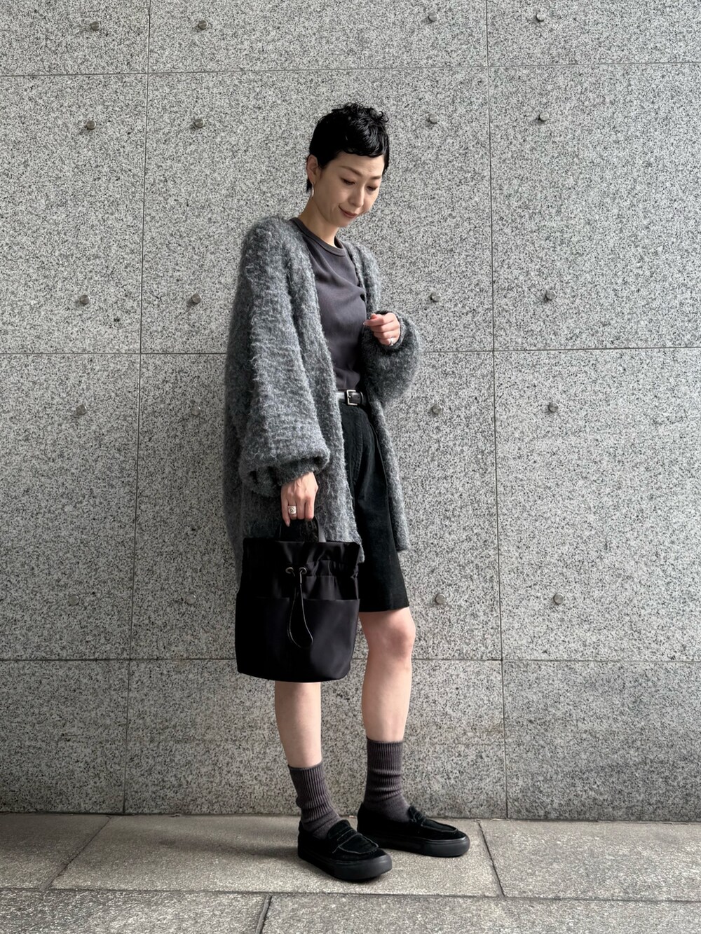 ブラック系のショルダーバッグを着用したレディースの秋コーディネートの4枚目の写真
