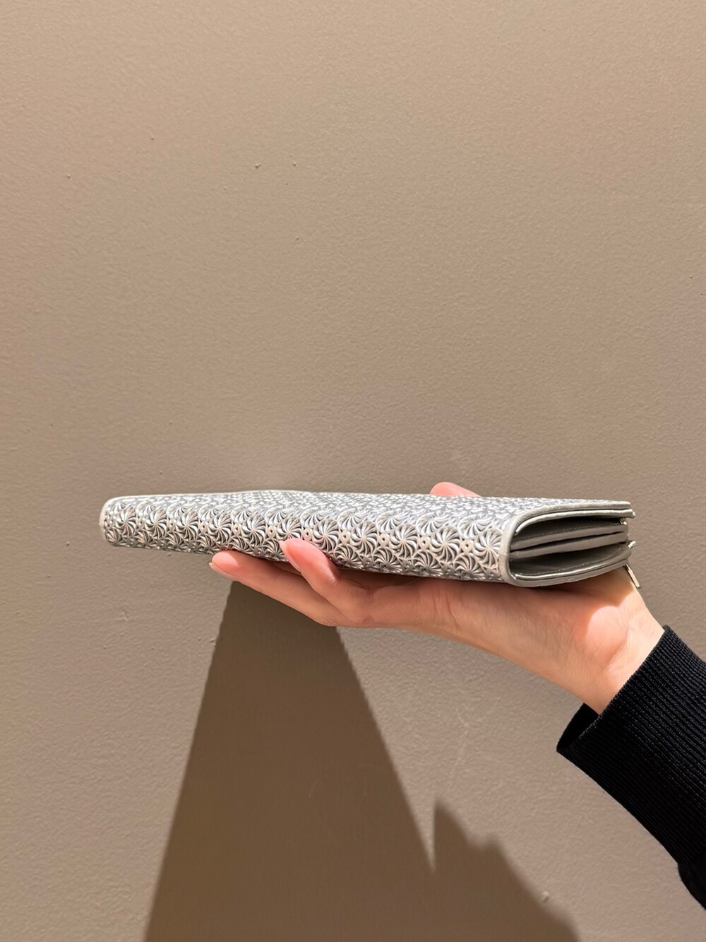 シルバー系の財布、ゴールド系の財布を着用したレディースの春コーディネートの3枚目の写真